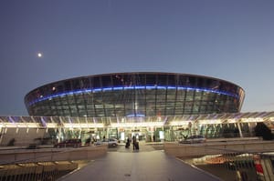 Aéroport de Nice : Un sans-papiers tunisien casse une vitre blindée pour échapper à l'expulsion