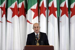 Il se prosterne devant une affiche d'Abbdelmadjid Tebboune