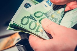 Banque et marché informel : Que valent 100 euros en dinar algérien ce 8 décembre 2023