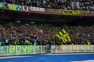 La maman du gardien de la JS Kabylie émeut les supporters