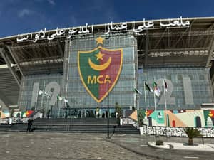 Le stade Ali La Pointe de Douera sur une pente ascendante