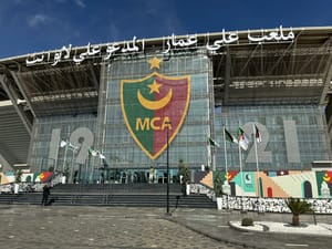 Le stade Ali La Pointe de Douera sur une pente ascendante