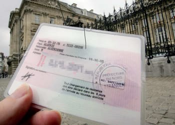 Titres de séjour en France : 2 préfectures sous le feu des critiques