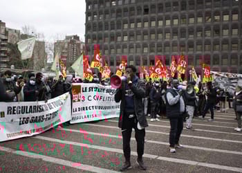 Sans-papiers en colère en France : la révolte éclate devant la sous-préfecture de Saint-Denis ce 18 avril !