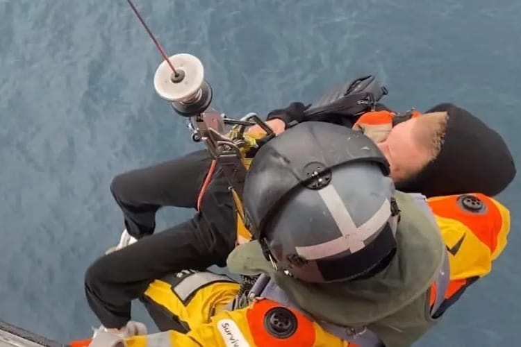 Sauvetage héroïque en mer : la marine algérienne secourt un marin étranger grièvement blessé Sauvetage héroïque en mer : la marine algérienne secourt un marin étranger grièvement blessé