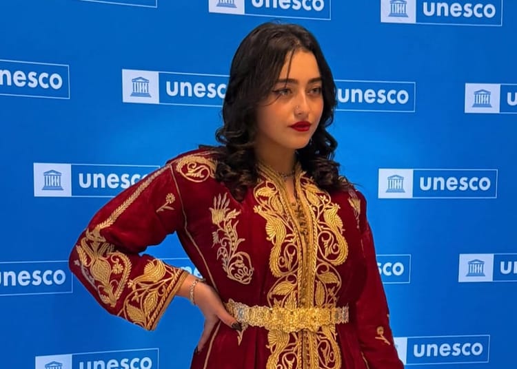 Inès Abdelli en Caftan algérien à l'UNESCO
