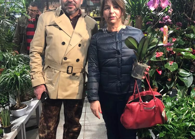 Le roi Mohammed VI photographié dans une tenue extravagante à Paris Mohammed VI