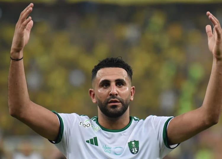 Coup de tonnerre en Algérie : Riyad Mahrez en danger Riyad Mahrez tacle les binationaux indécis : son message fort qui fait polémique