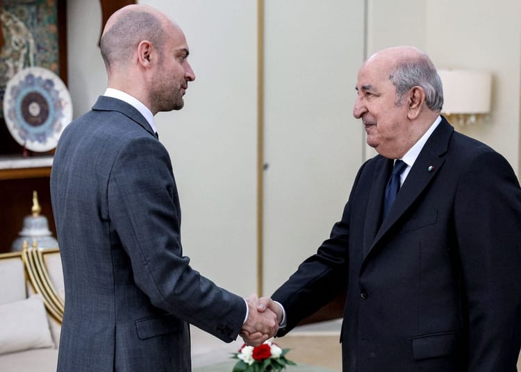 Crise diplomatique : la France bloque 9 consuls algériens, l’Algérie expulse 15 agents français Crise diplomatique : la France bloque 9 consuls algériens