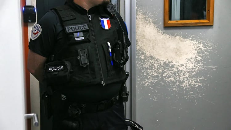 Policier mis en examen à Bobigny : révélations choc sur la mort d’un sans-papier