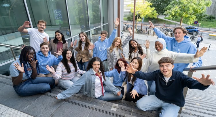 Le Club des cadres algériens de France (CCAF) a récemment exprimé ses inquiétudes suite à la décision du Conseil constitutionnel français d'éliminer les allocations personnalisées au logement (APL) pour les étudiants non issus de l'Union européenne. Cette mesure affecte gravement plus de 300,000 étudiants internationaux, incluant environ 25,000 Algériens.