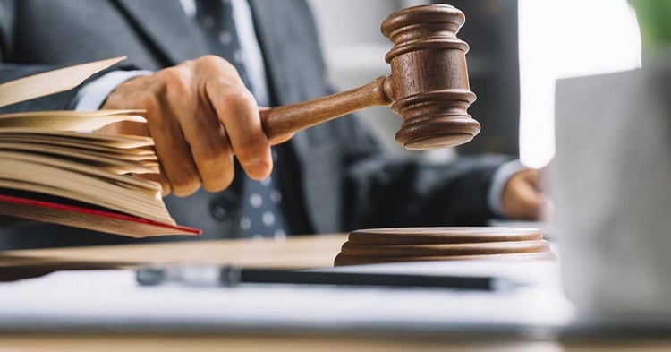 OQTF illégale : la justice donne raison à un ressortissant algérien et condamne l’État français à payer 1 200 €. Une affaire révélatrice du non-respect des décisions judiciaires.