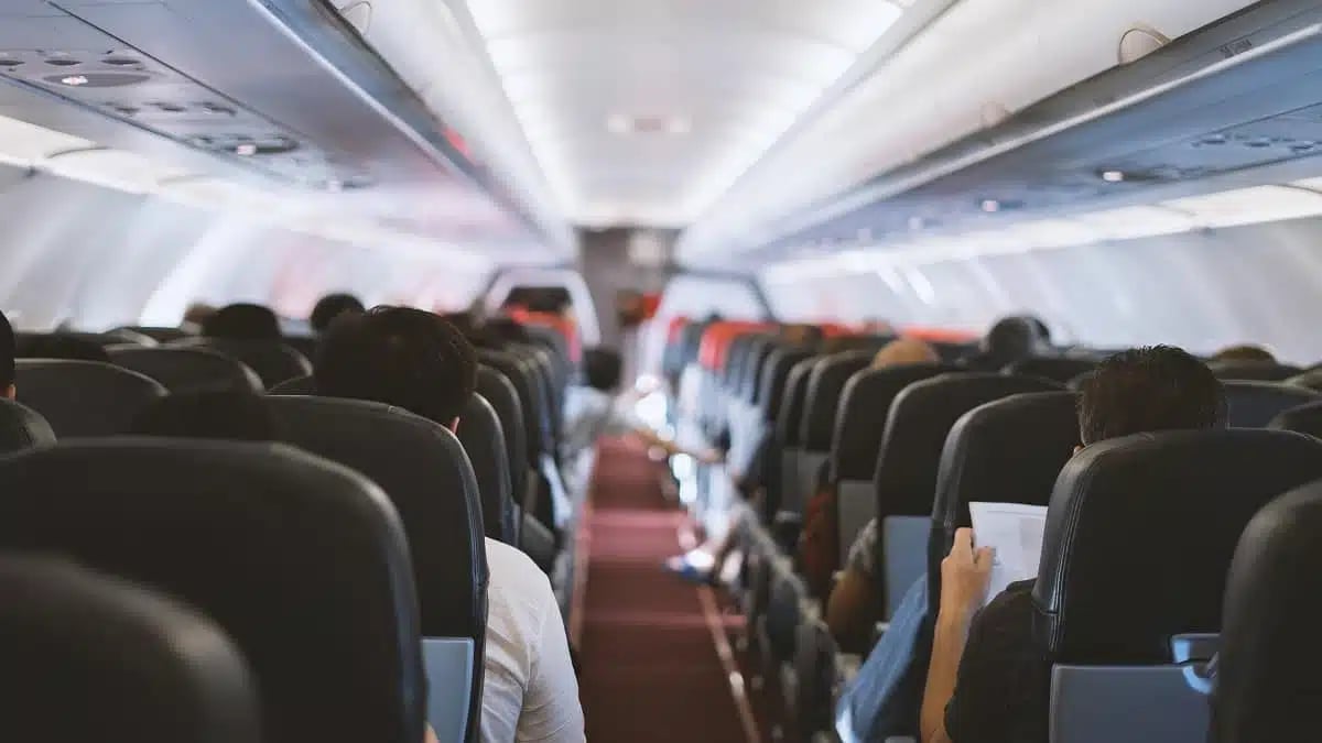 Air Algérie : un ministre sauve un passager en plein vol 