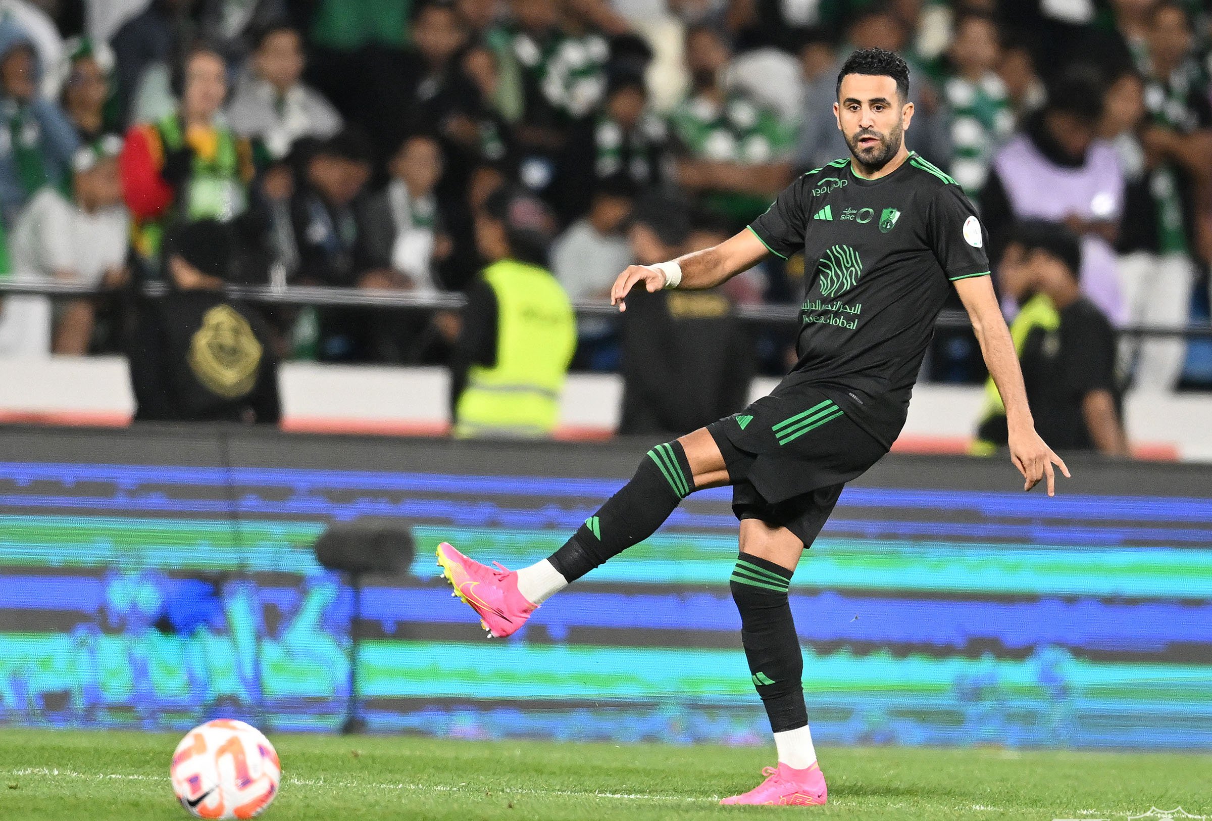 Riyad Mahrez console un enfant en larmes dans une vidéo touchante