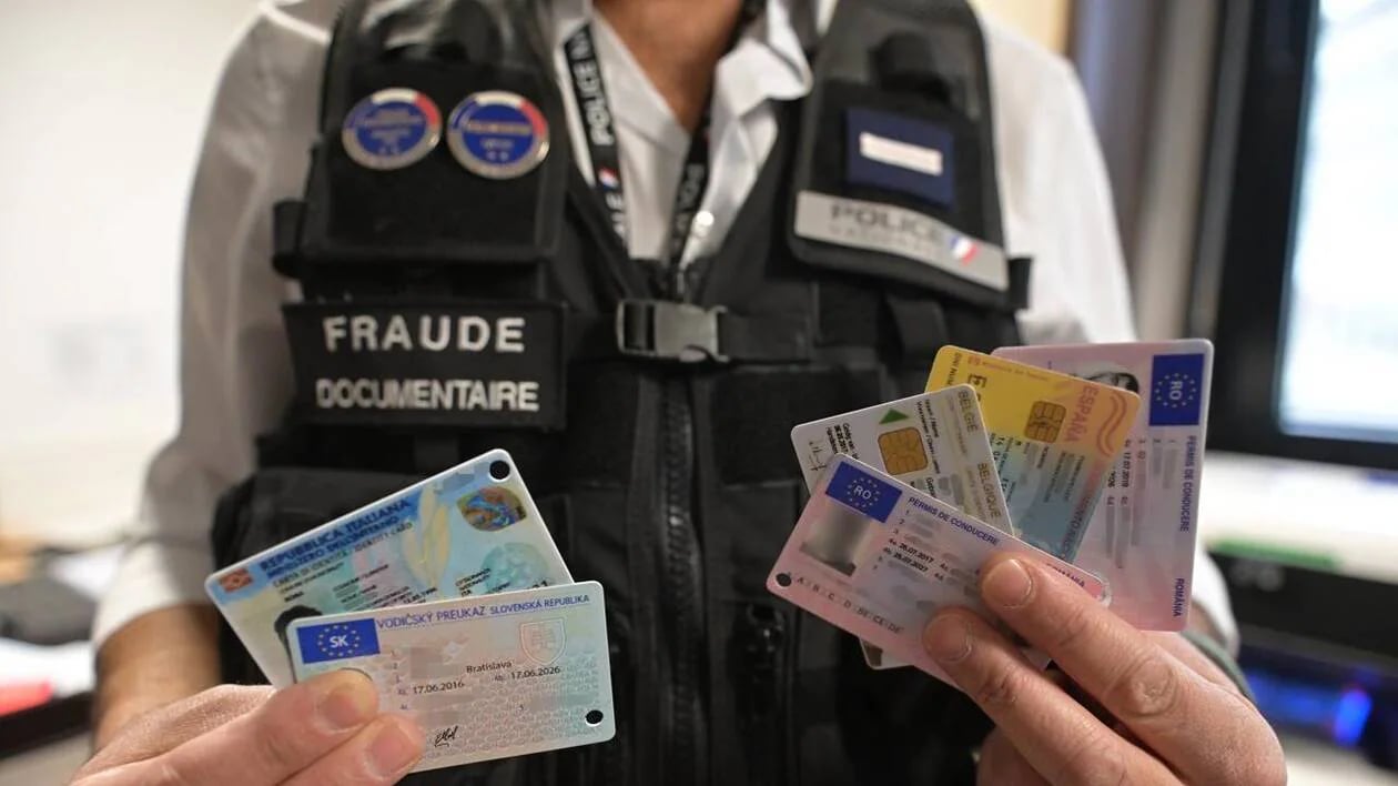 Découverte de 11 faux passeports algériens par la police