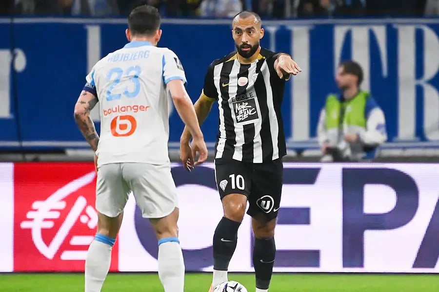 Pourquoi un joueur algérien est-il bloqué en France ?