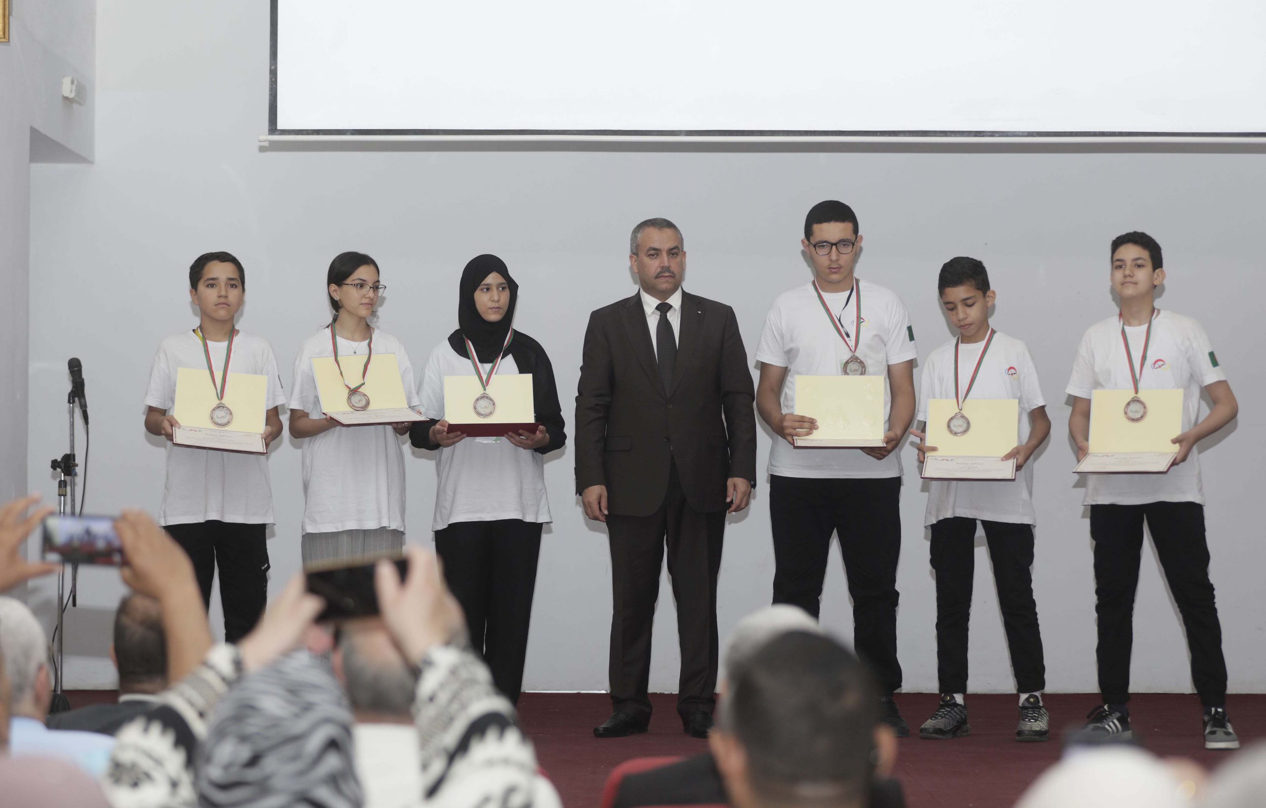 Jeunes prodiges algériens brillent aux Olympiades de maths !
