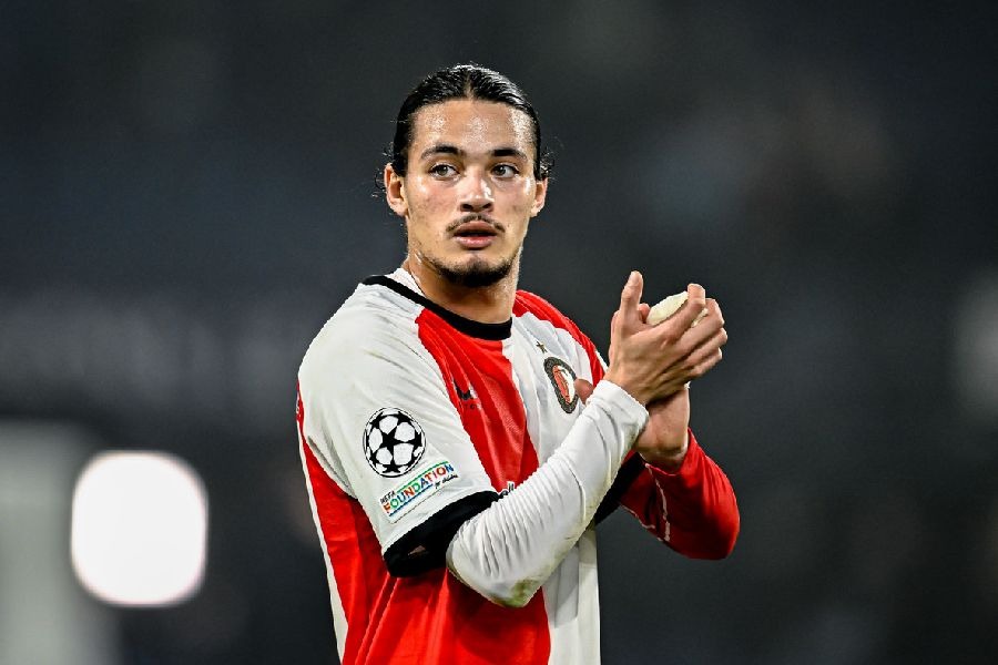 Anis Hadj Moussa enflamme Feyenoord : pourquoi l’Algérie l’ignore ?
