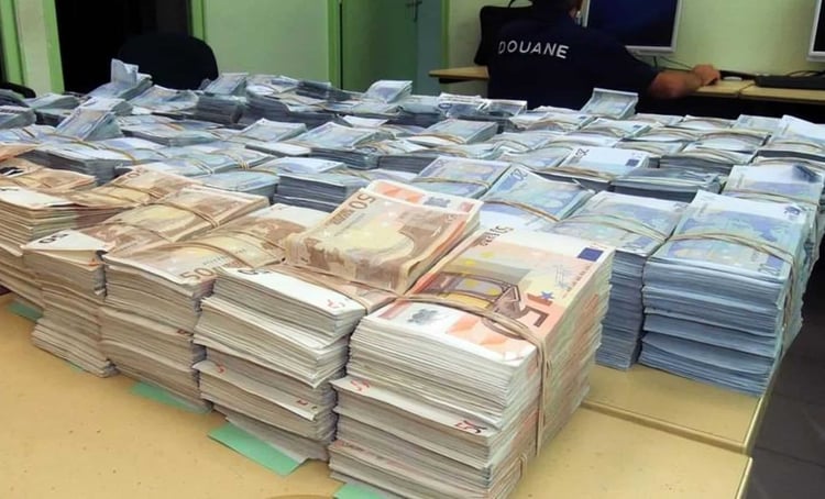 Voyageur intercepté à Alger avec 120 000 € en liquide