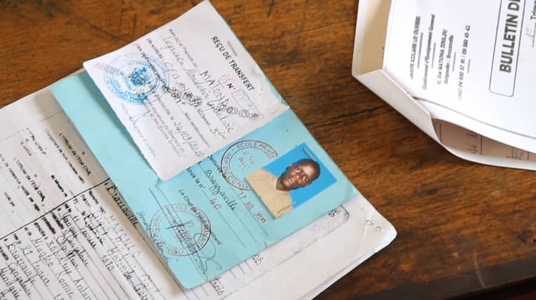 Ce kiosquier d’Alger cache un trafic surprenant à 50 DA