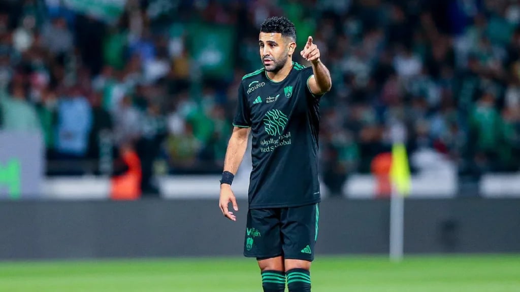 Mahrez et Belaïli émeuvent un fan algérien en tribune