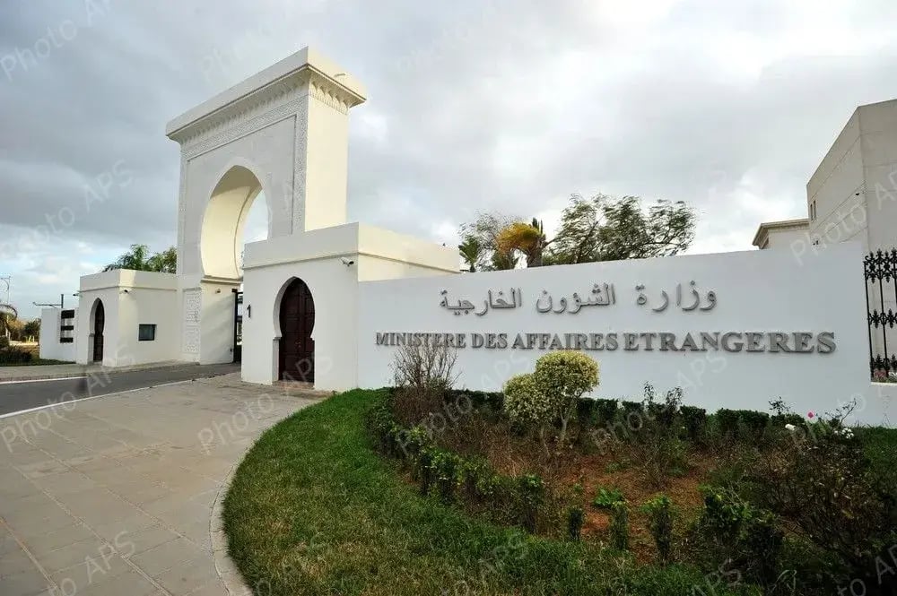 L'Algérie a récemment procédé à la décentralisation du service d'authentification des documents administratifs destinés à l'international. Cela a été rendu possible par l'ouverture de deux annexes régionales du ministère des Affaires étrangères. Avec cette initiative, les habitants des wilayas de Constantine, d'Oran, et de Ouargla, ainsi que ceux des régions environnantes, ne sont plus obligés de se rendre à Alger pour faire authentifier leurs documents administratifs destinés à l'étranger.  Ces nouvelles annexes régionales ont été mises en place pour réduire le besoin de déplacements vers la capitale.