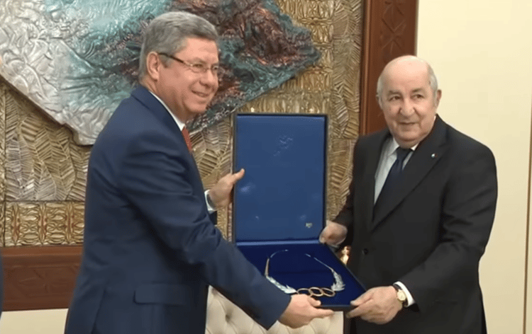 Tebboune reçoit la plus haute distinction sportive du pays
