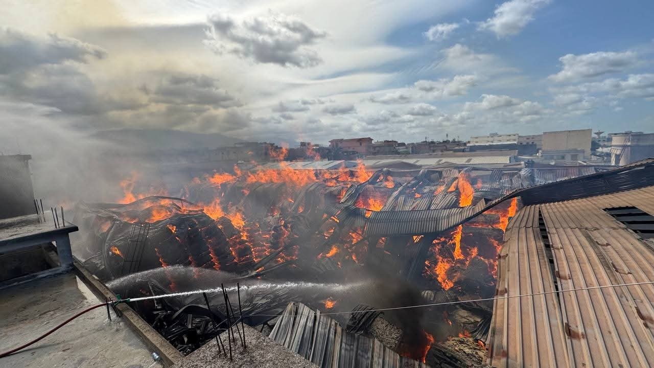 Blida : Incendie colossal, les pompiers en première ligne