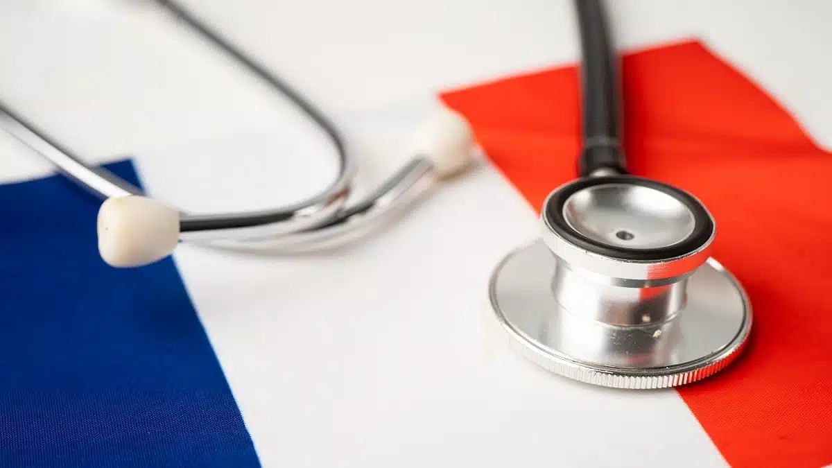 Pourquoi des médecins algériens gagnent 2 000 € en France