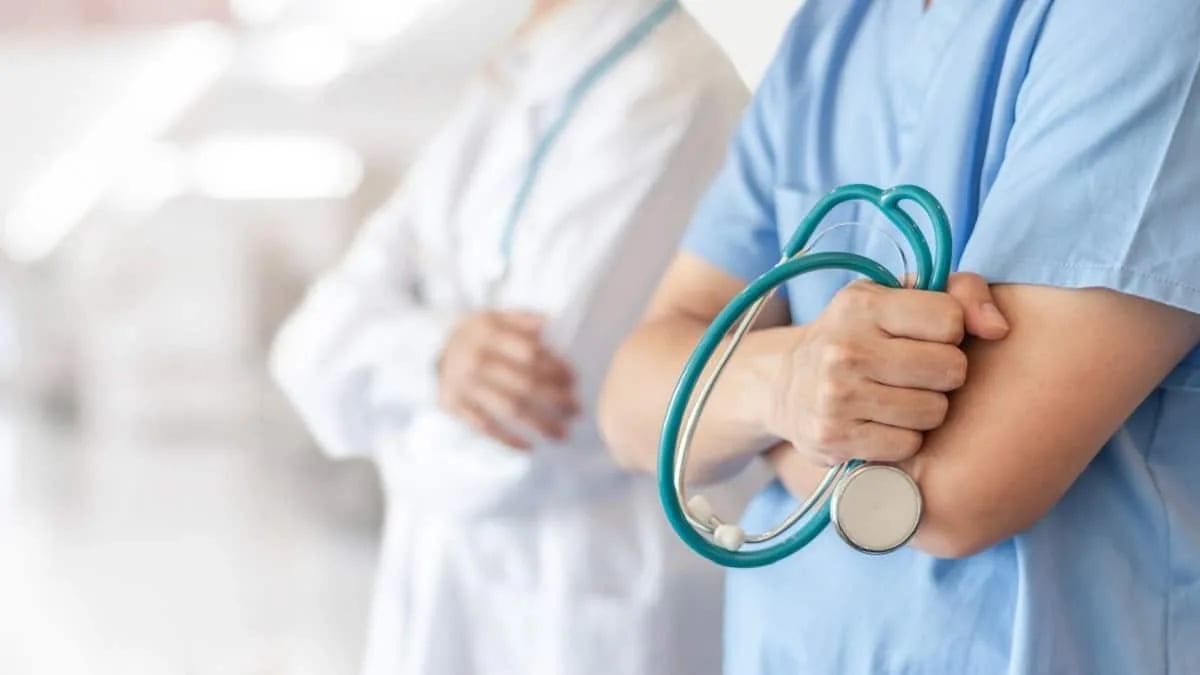 Pourquoi des médecins algériens gagnent 2 000 € en France