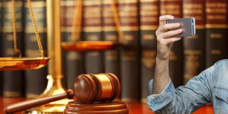 Accusé surprend le tribunal en filmant le procureur général