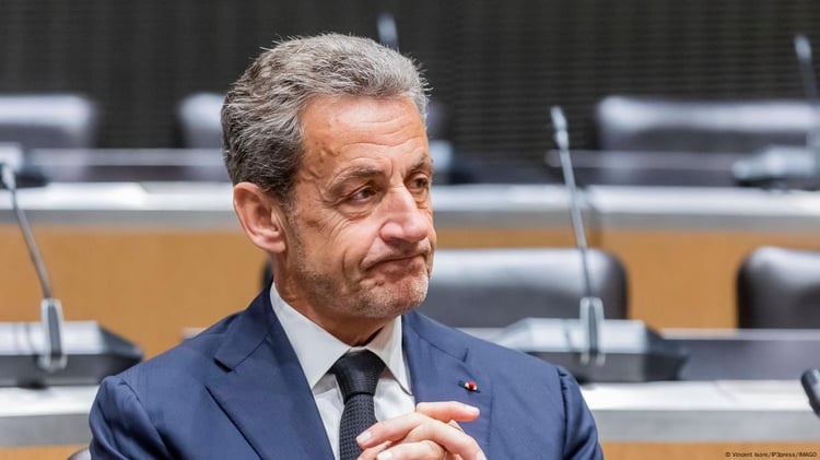 Nicolas Sarkozy presse Paris de sévir face à Alger sur les visas