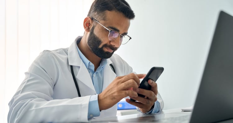 Médecins et réseaux sociaux : une interdiction nécessaire ?