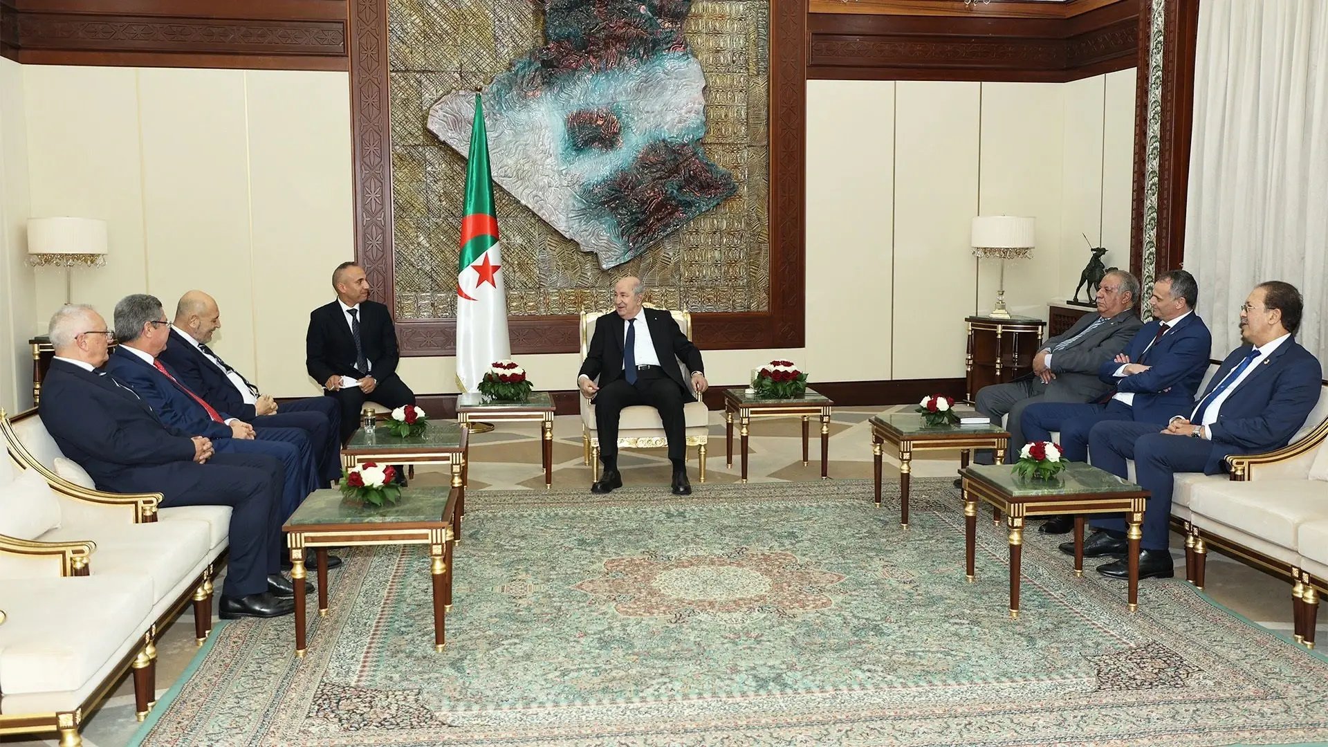 Tebboune reçoit la plus haute distinction sportive du pays