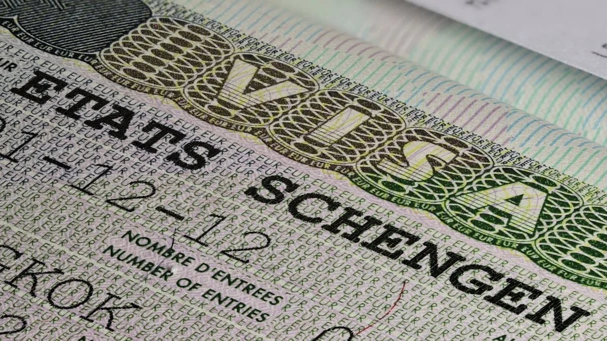 Visas Schengen : la France serre la vis pour l’Algérie