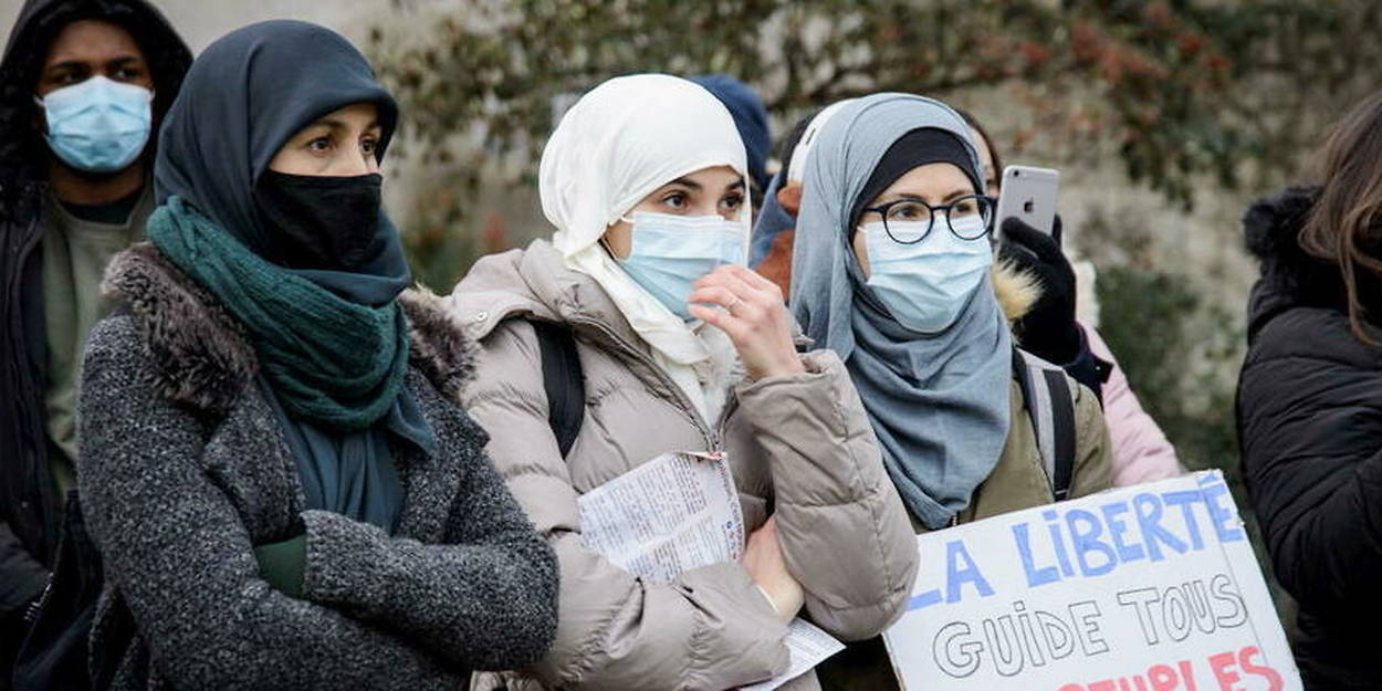 Affiche voilée de Nacera : la polémique qui secoue la France