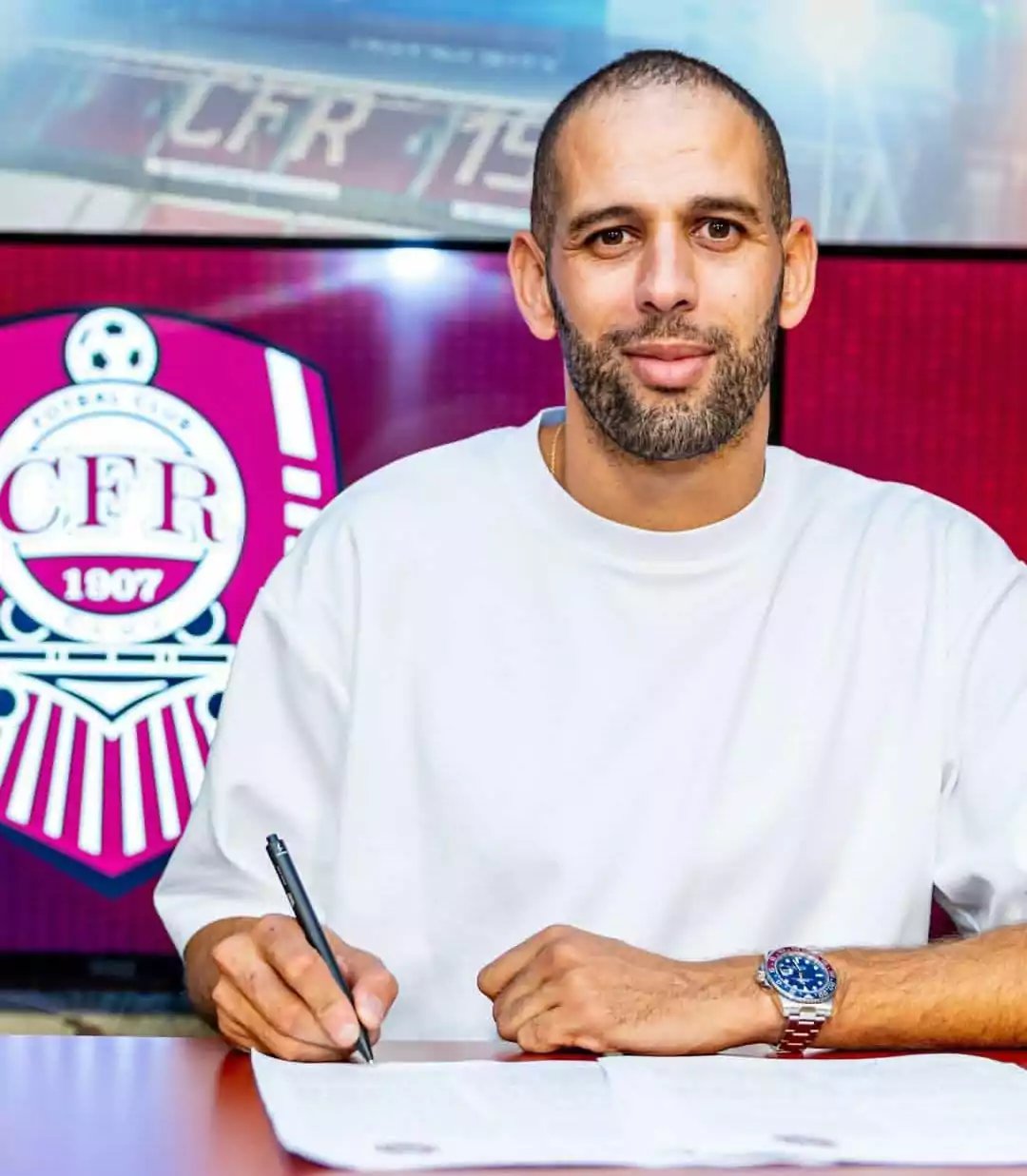 Islam Slimani rejoint un 15e club : sa nouvelle destination surprend