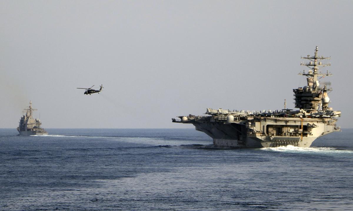 D’après les informations rapportées par Axios, le plan envisagé consisterait à neutraliser progressivement les capacités militaires iraniennes dans la zone avant toute intervention directe. L’objectif serait de sécuriser l’île de Kharg, un point névralgique des exportations pétrolières iraniennes, afin d’en faire un levier de négociation. Des sources proches du dossier évoquent un calendrier d’environ un mois pour intensifier les frappes et affaiblir les défenses iraniennes autour du détroit d’Ormuz. Une fois cet objectif atteint, les forces américaines pourraient prendre le contrôle de l’île pour accentuer la pression diplomatique.