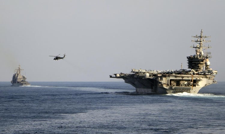 D’après les informations rapportées par Axios, le plan envisagé consisterait à neutraliser progressivement les capacités militaires iraniennes dans la zone avant toute intervention directe. L’objectif serait de sécuriser l’île de Kharg, un point névralgique des exportations pétrolières iraniennes, afin d’en faire un levier de négociation. Des sources proches du dossier évoquent un calendrier d’environ un mois pour intensifier les frappes et affaiblir les défenses iraniennes autour du détroit d’Ormuz. Une fois cet objectif atteint, les forces américaines pourraient prendre le contrôle de l’île pour accentuer la pression diplomatique.