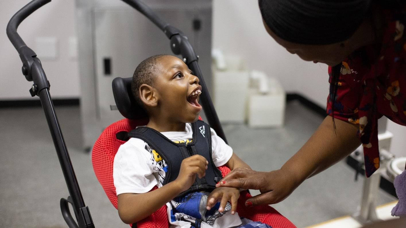 Paralysie cérébrale chez l'enfant : causes et traitements