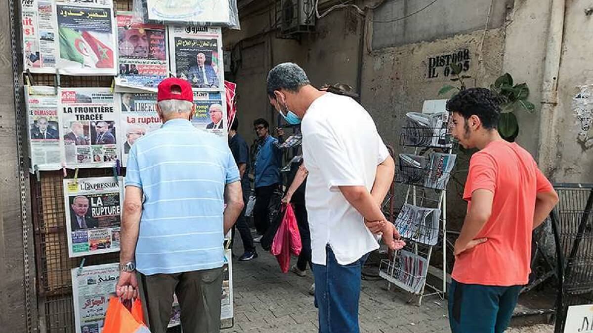 Ce kiosquier d’Alger cache un trafic surprenant à 50 DA