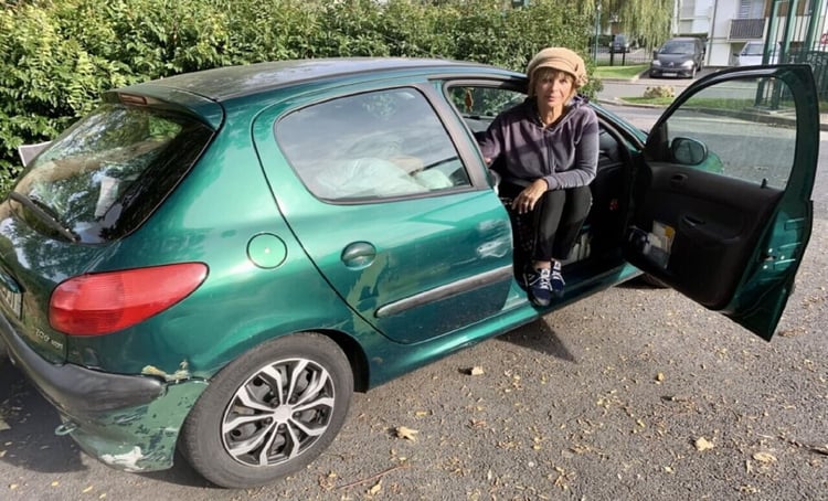À 67 ans, Nacera vit dans sa voiture après une expulsion