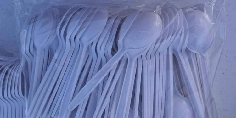 Danger des cuillères en plastique : l’APOCE tire la sonnette d’alarme