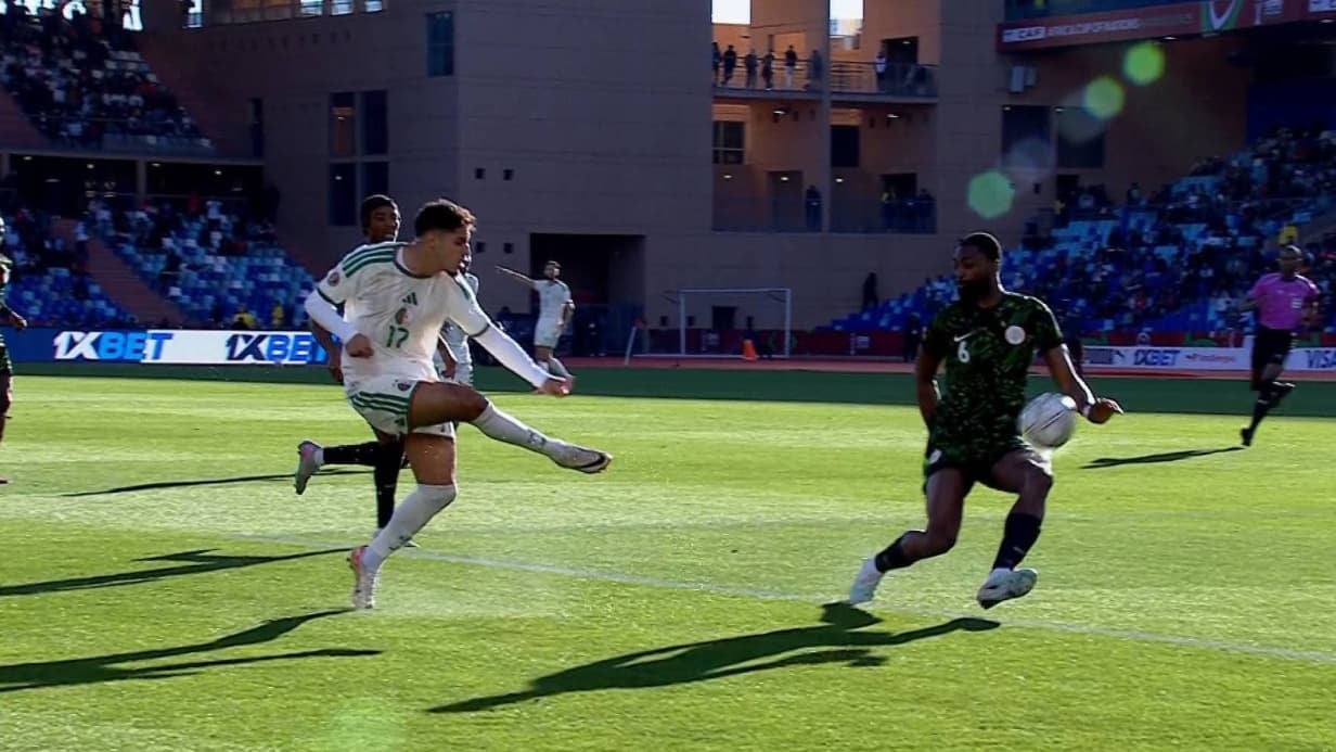 Une main du joueur nigérian Junior Ajayi