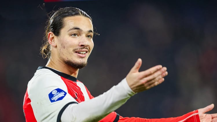Anis Hadj Moussa enflamme Feyenoord : pourquoi l’Algérie l’ignore ?
