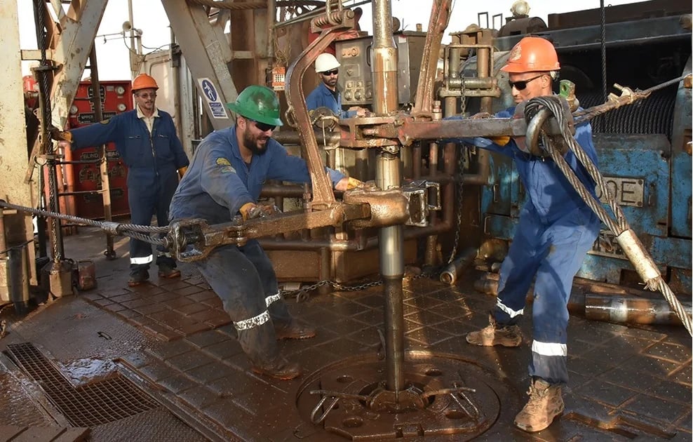 Pourquoi le prix du pétrole s'effondre en ce moment