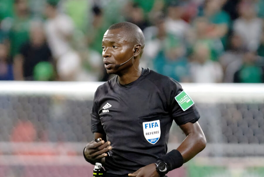 Jean-Jacques Ndala, remémoré pour son arbitrage lors de la finale de la CAN 2025, refait surface sur le terrain en Algérie.