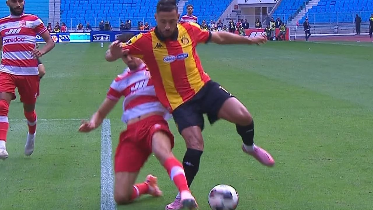 Blessure inquiétante pour Belaïli lors du derby tunisien