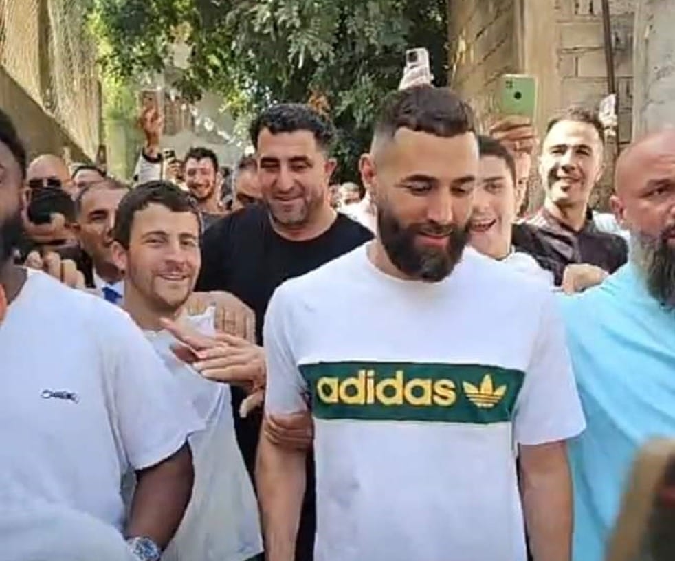 Karim Benzema offre une ambulance à son village natal en Kabylie