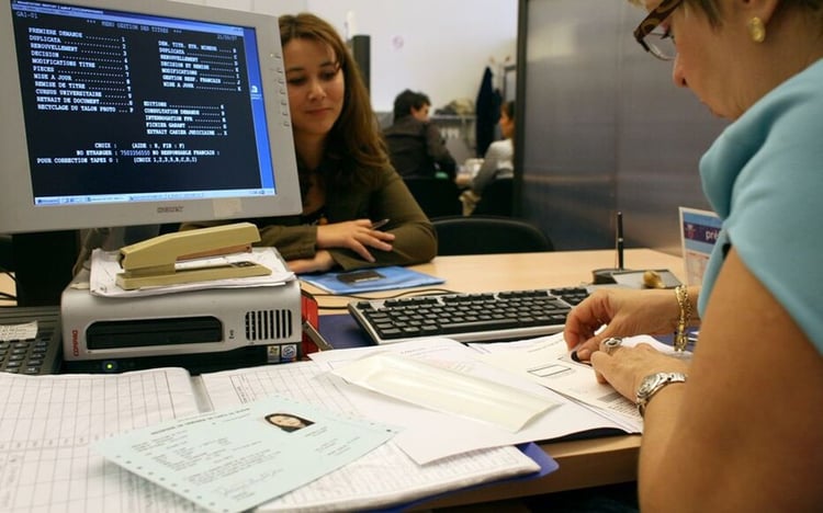 Renforts en préfecture : réduction des délais de titres de séjour